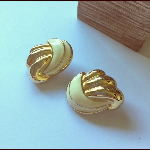 Vintage Clip On Earrings - Picture 4 of 5